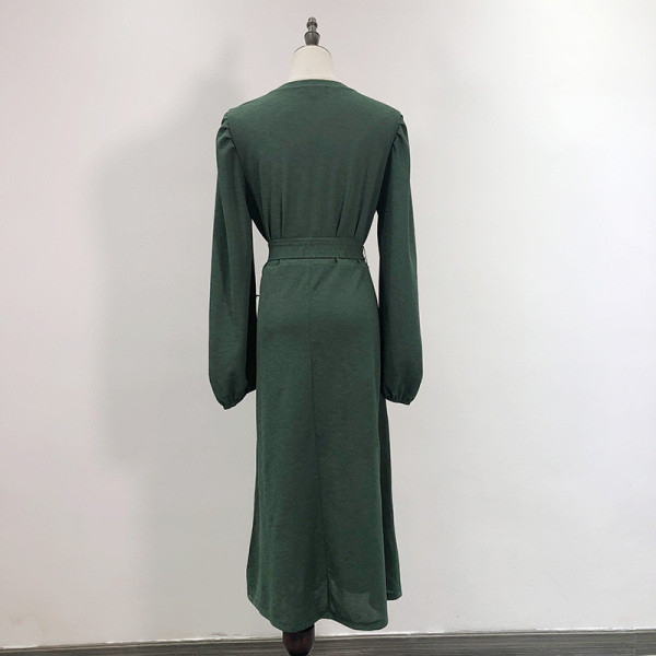 Zöld színű hosszú ruha övvel kivágott modellel