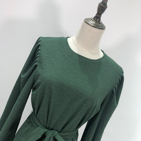 Zöld színű hosszú ruha övvel kivágott modellel