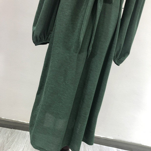 Zöld színű hosszú ruha övvel kivágott modellel