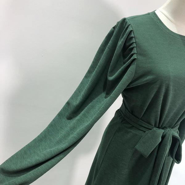 Zöld színű hosszú ruha övvel kivágott modellel