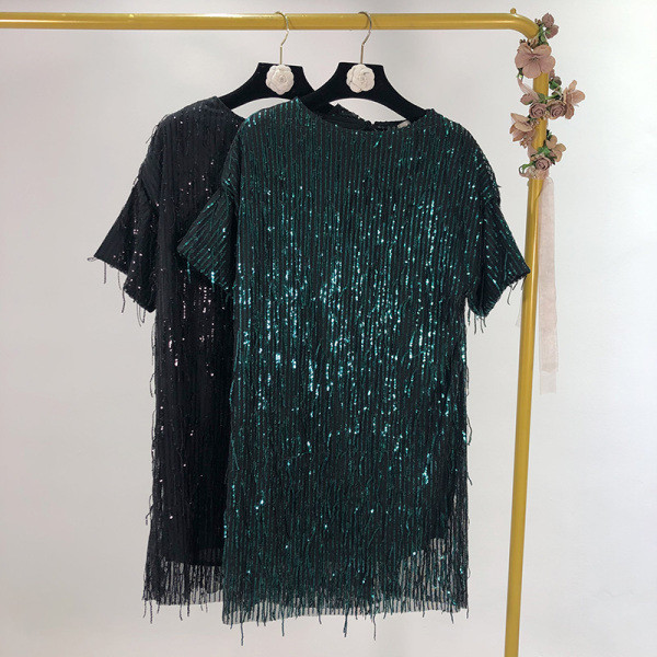 Modern ruha egyenes modell zöld és fekete flitterekkel