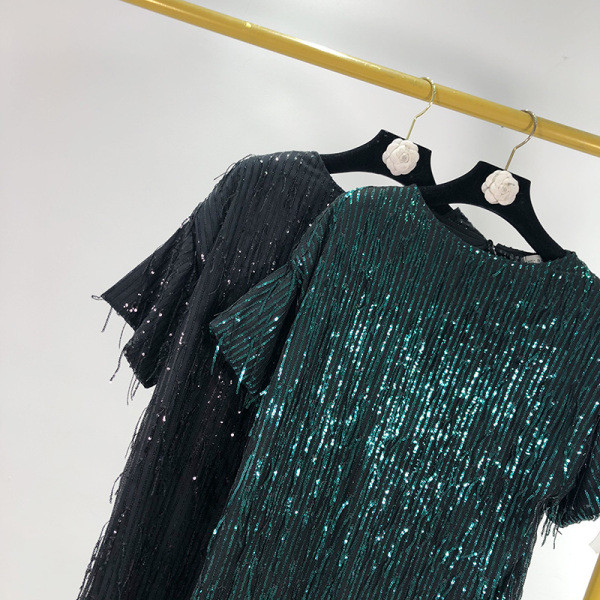 Modern ruha egyenes modell zöld és fekete flitterekkel