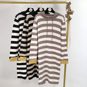 Hosszú csíkos alkalmi ruha kapucnival