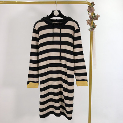 Hosszú csíkos alkalmi ruha kapucnival