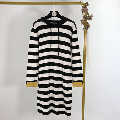 Hosszú csíkos alkalmi ruha kapucnival