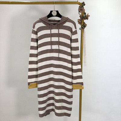 Hosszú csíkos alkalmi ruha kapucnival