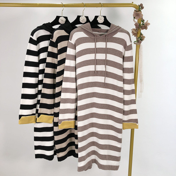 Hosszú csíkos alkalmi ruha kapucnival