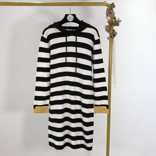 Hosszú csíkos alkalmi ruha kapucnival