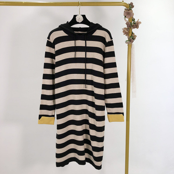 Hosszú csíkos alkalmi ruha kapucnival