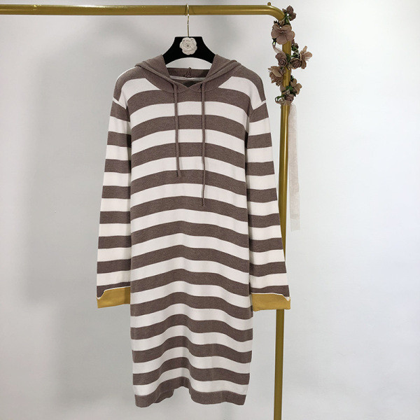 Hosszú csíkos alkalmi ruha kapucnival