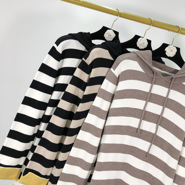 Hosszú csíkos alkalmi ruha kapucnival