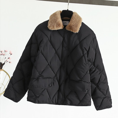 Női téli kabát klasszikus gallérral és gombokkal fekete és bézs színben