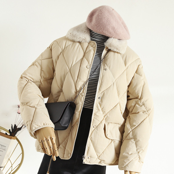 Női téli kabát klasszikus gallérral és gombokkal fekete és bézs színben