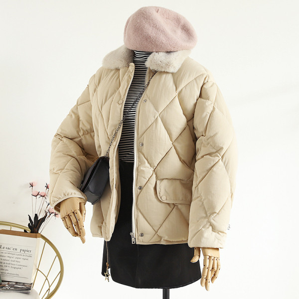 Női téli kabát klasszikus gallérral és gombokkal fekete és bézs színben