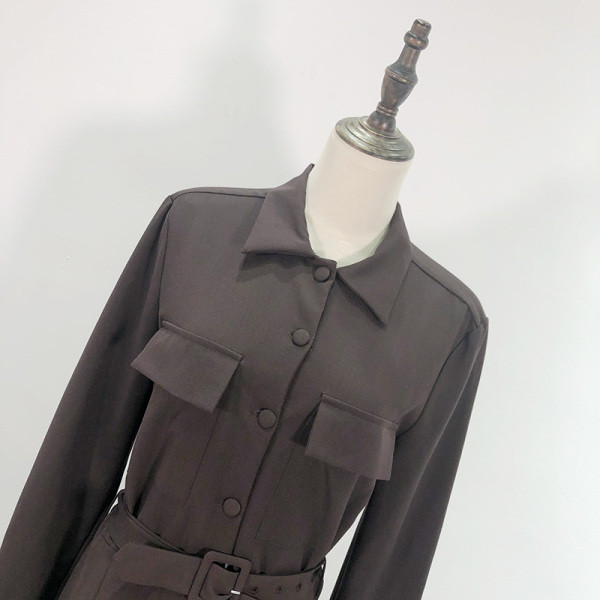 Sötét színű hosszú overall övvel és zsebekkel