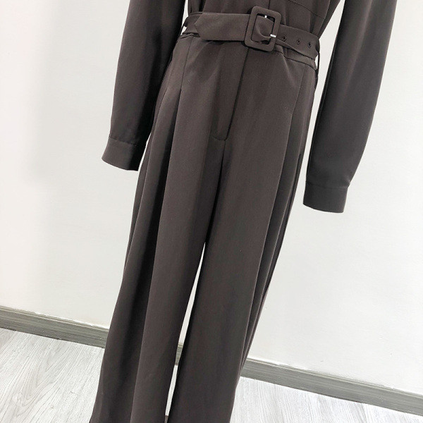 Sötét színű hosszú overall övvel és zsebekkel