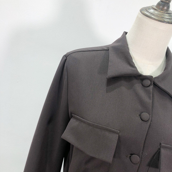 Sötét színű hosszú overall övvel és zsebekkel