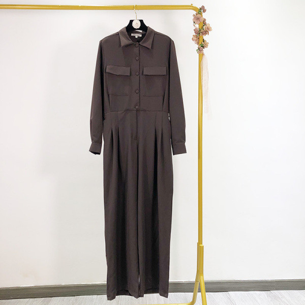 Sötét színű hosszú overall övvel és zsebekkel