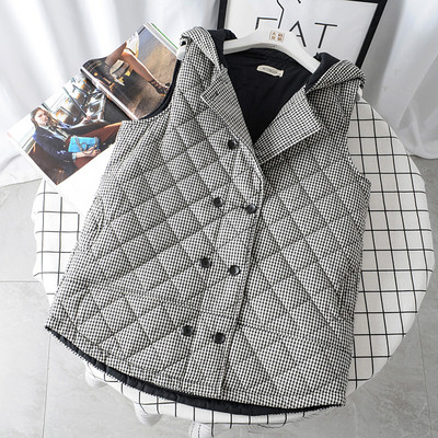 Őszre és télre alkalmas női mellény kapucnival és fekete-piros gombokkal