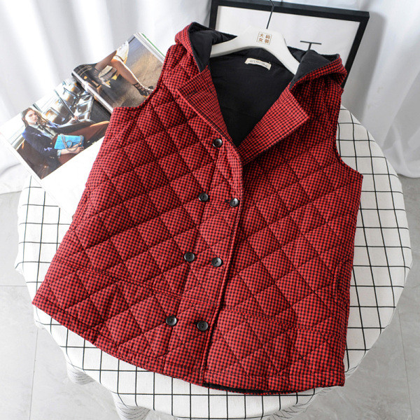 Őszre és télre alkalmas női mellény kapucnival és fekete-piros gombokkal