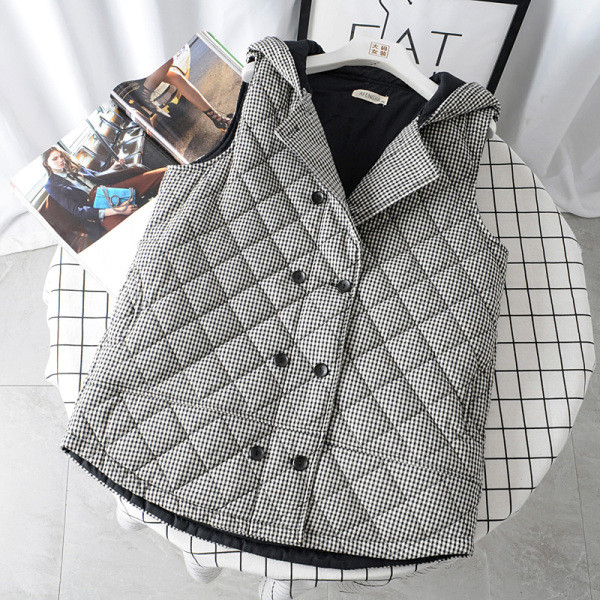 Őszre és télre alkalmas női mellény kapucnival és fekete-piros gombokkal