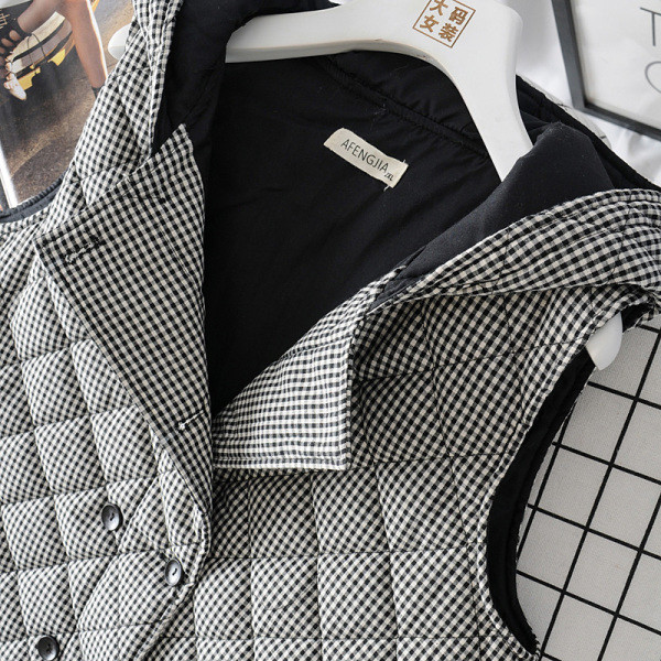 Őszre és télre alkalmas női mellény kapucnival és fekete-piros gombokkal