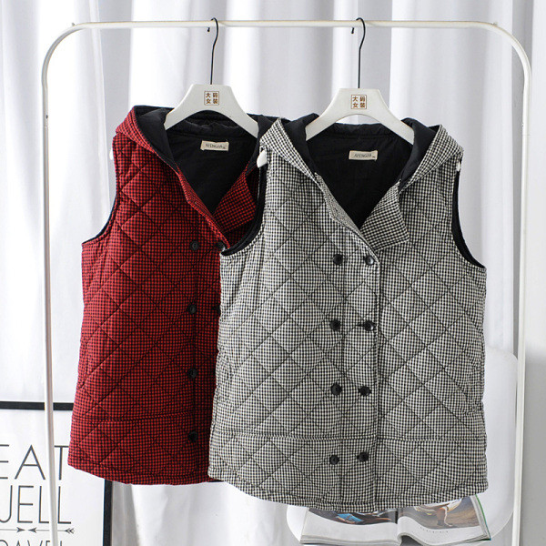 Őszre és télre alkalmas női mellény kapucnival és fekete-piros gombokkal