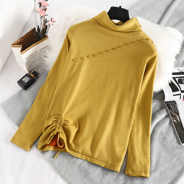Női pulóver puha béléssel, magas pólógallérral, sárga gombokkal és megkötővel