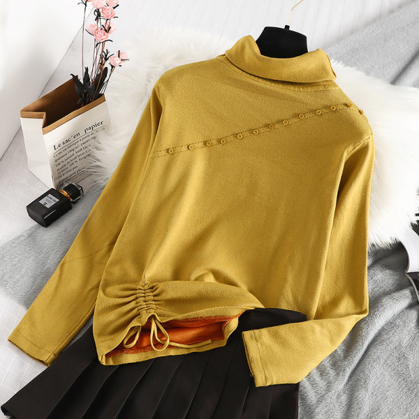Női pulóver puha béléssel, magas pólógallérral, sárga gombokkal és megkötővel