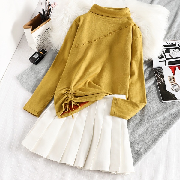 Női pulóver puha béléssel, magas pólógallérral, sárga gombokkal és megkötővel