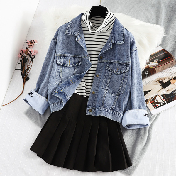 Új modell női farmerdzseki klasszikus gallérral, gombokkal és kék színű zsebbel