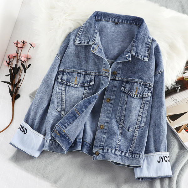 Új modell női farmerdzseki klasszikus gallérral, gombokkal és kék színű zsebbel