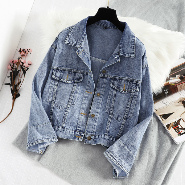 Új modell női farmerdzseki klasszikus gallérral, gombokkal és kék színű zsebbel