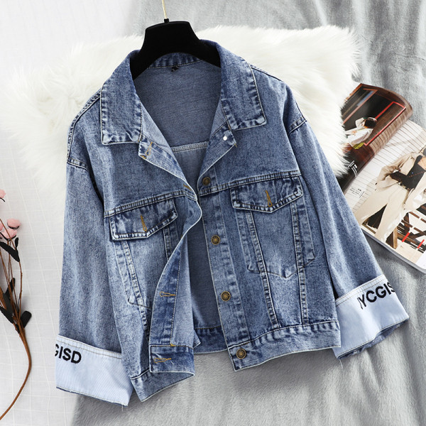 Új modell női farmerdzseki klasszikus gallérral, gombokkal és kék színű zsebbel