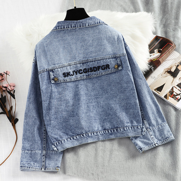 Új modell női farmerdzseki klasszikus gallérral, gombokkal és kék színű zsebbel