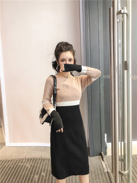 Hosszú kötött ruha ovális nyakkivágással és hosszú ujjakkal, két színben