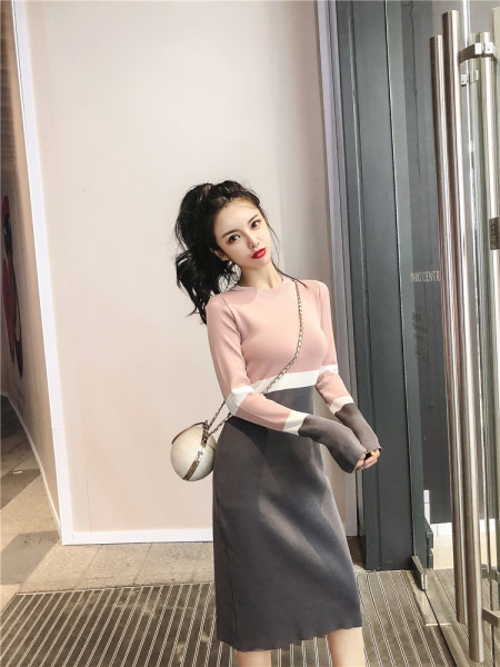 Hosszú kötött ruha ovális nyakkivágással és hosszú ujjakkal, két színben