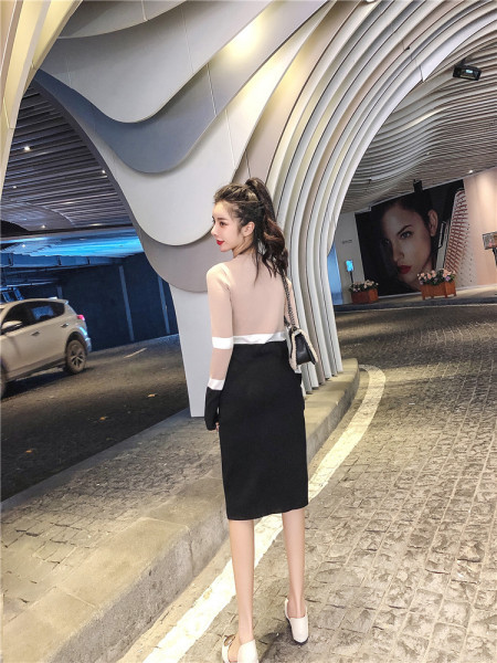 Hosszú kötött ruha ovális nyakkivágással és hosszú ujjakkal, két színben