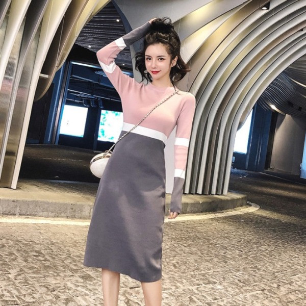 Hosszú kötött ruha ovális nyakkivágással és hosszú ujjakkal, két színben