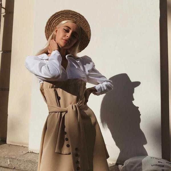 ÚJ modell női rövid ruha hosszú ujjal és bézs színű megkötővel