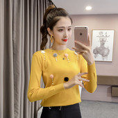 Modern női pulóver öt színben, gyöngyökkel és ovális nyakkivágással