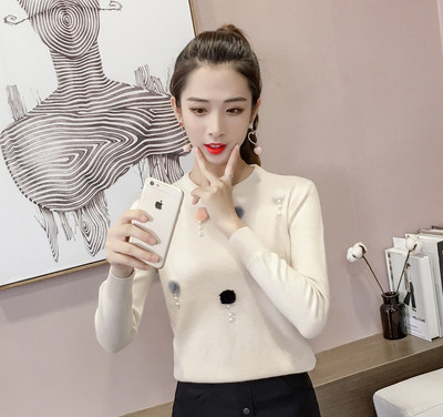 Modern női pulóver öt színben, gyöngyökkel és ovális nyakkivágással