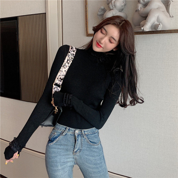 Női téli pulóver csipkével az ujján és a gallérján