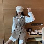 Modern női mellény bézs színű övvel