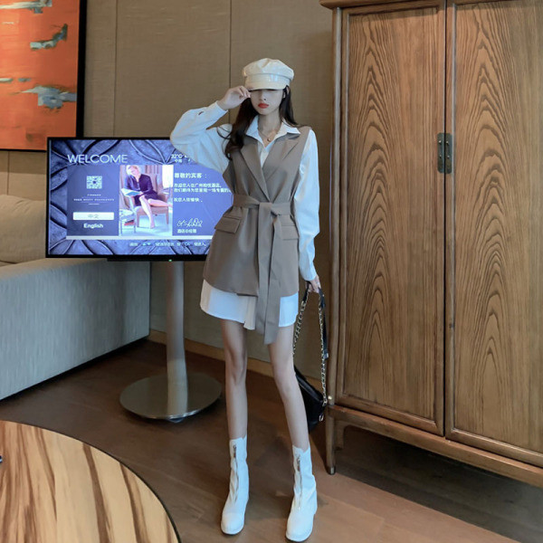 Modern női mellény bézs színű övvel