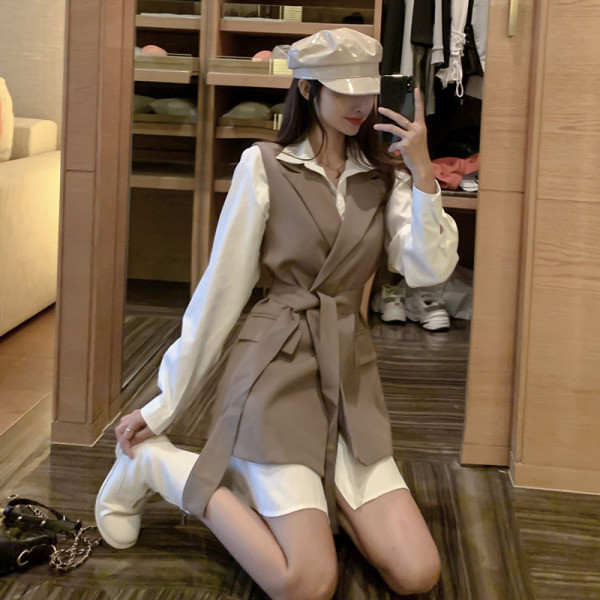 Modern női mellény bézs színű övvel