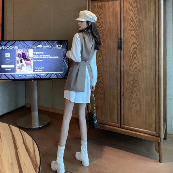 Modern női mellény bézs színű övvel