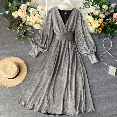 Stílusos, hosszú női ruha széles ujjakkal és V-nyakú arany és ezüst színben