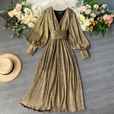 Stílusos, hosszú női ruha széles ujjakkal és V-nyakú arany és ezüst színben