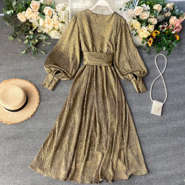 Stílusos, hosszú női ruha széles ujjakkal és V-nyakú arany és ezüst színben